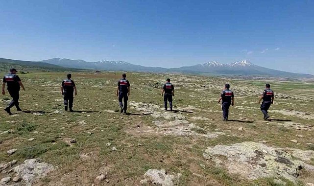 Defineciler jandarmaya suçüstü yakalandı