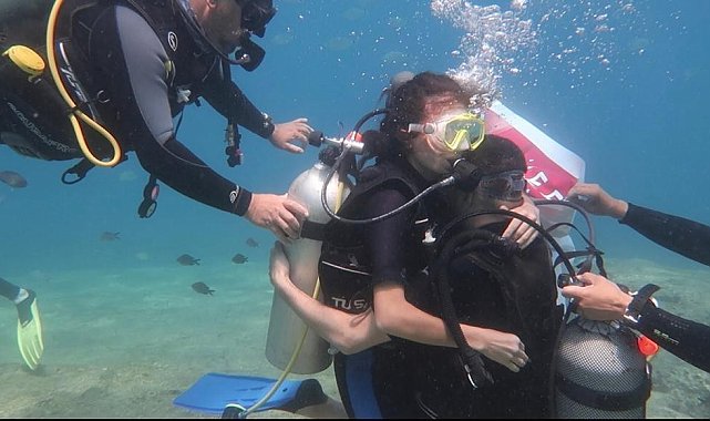 Deniz altında afişli evlilik teklifi