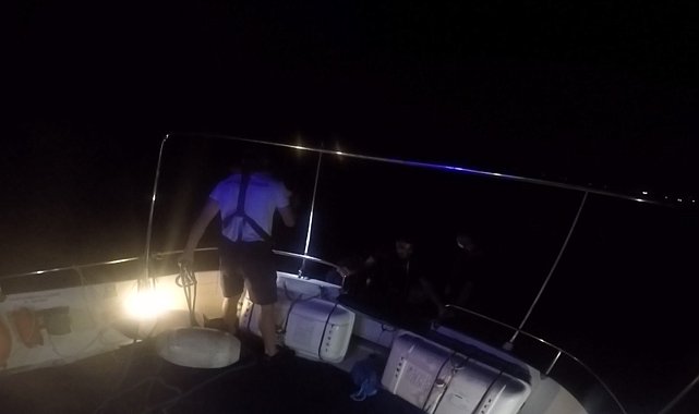 Deniz yüzeyinde yorgun ve bitkin halde bulunan göçmenler kurtarıldı