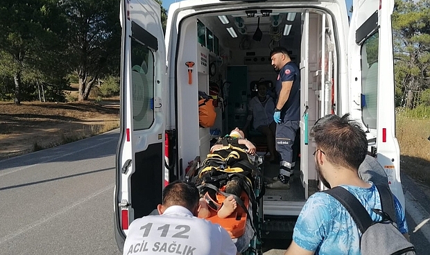 Denizden dönen iki kızkardeş motosikletin devrilmesi sonucu hastanelik oldu