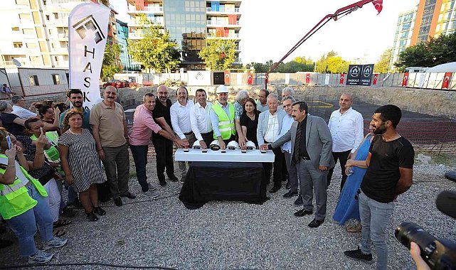 Depremde yıkılan Cumhuriyet Apartmanı&#039;nın temeli atıldı