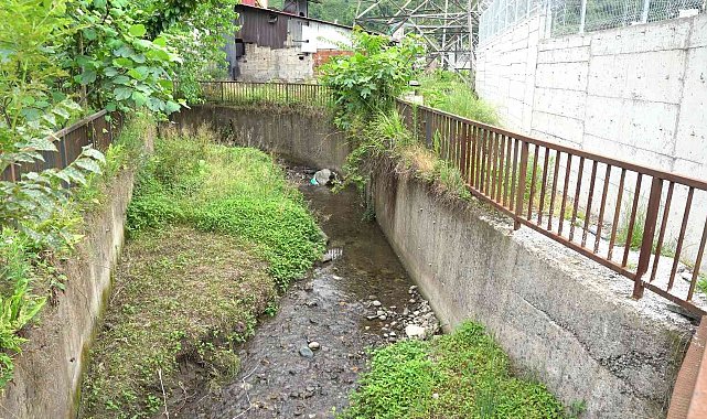 Dere ile trafo duvarı arasında mesafe bırakılmayınca mahalleli tepki gösterdi