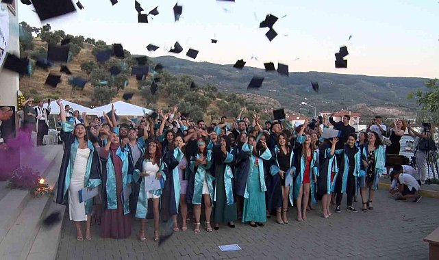 DEÜ Efes Meslek Yüksekokulunda mezuniyet heyecanı