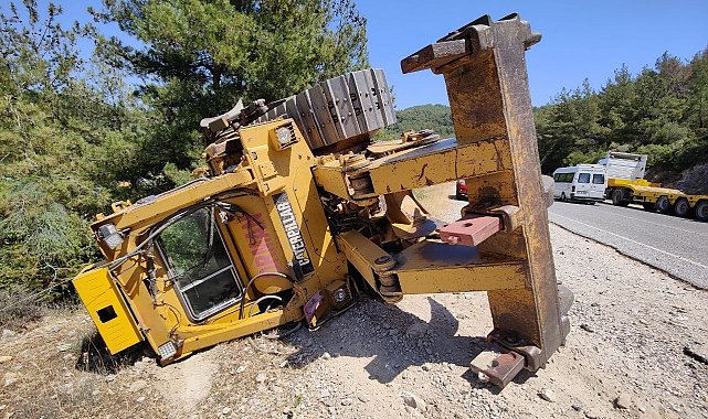 Dev dozer tırın üstünden yola savrulup, devrildi