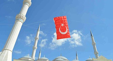 Dev Türk bayrağı uçurtması Çamlıca Camii'nde havalandı