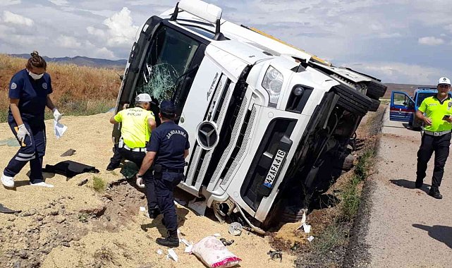 Devrilen tırın kupasında sıkışan sürücü can verdi