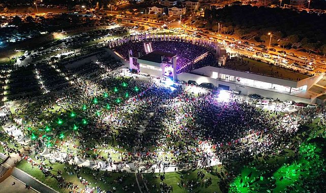Didim Amfi Tiyatro&#039;daki konser ilgiyle izlendi