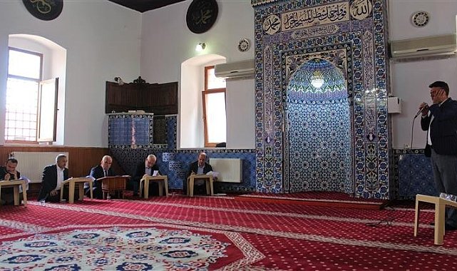 Din görevlileri ezan ve hutbede yarıştı