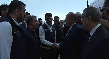 Dışişleri Bakanı Çavuşoğlu, Diyarbakır'da yanan fabrika alanına geçerek yetkililerden bilgi aldı