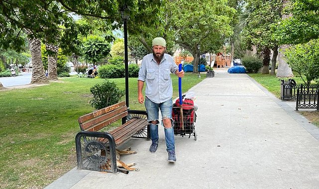 Doğa için Yoldaş isimli köpeğiyle ülkeyi geziyor