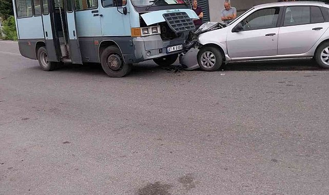 Dolmuş ile otomobil çarpıştı