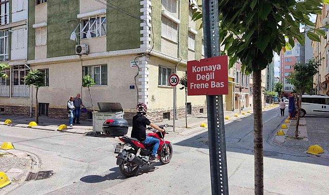 Dört yol ağzına asılan &quot;Kornaya değil frene bas&quot; yazısı dikkat çekti