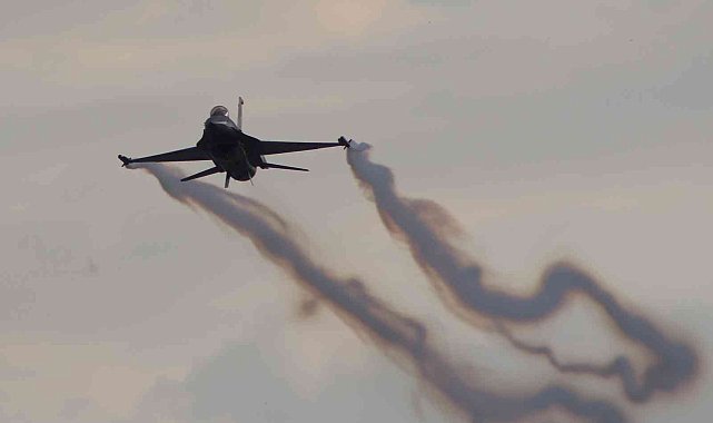 Dosta güven düşmana korku: SOLOTÜRK&#039;ten muhteşem prova