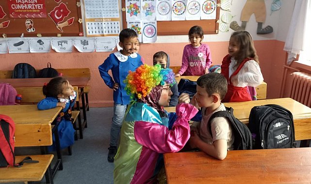 DPÜ Eğitim Fakültesi öğrencileri, köy okulunun çocuk şenliğinde