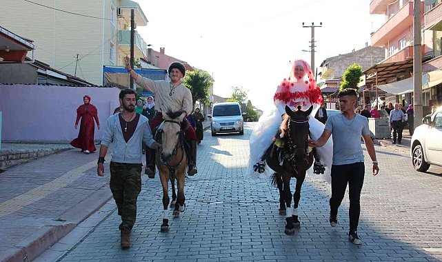 Düğün salonuna atla geldi, herkesi şaşkına çevirdi