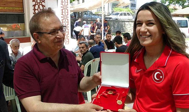 Dünya şampiyonu Akbaş'a bir altın da Başkan Kazgan'dan