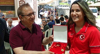 Dünya şampiyonu Akbaş'a bir altın da Başkan Kazgan'dan