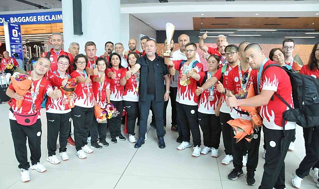 Dünya şampiyonu özel sporcular yurda döndü