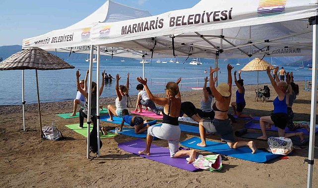 Dünya Yoga Günü halk plajında kutlandı