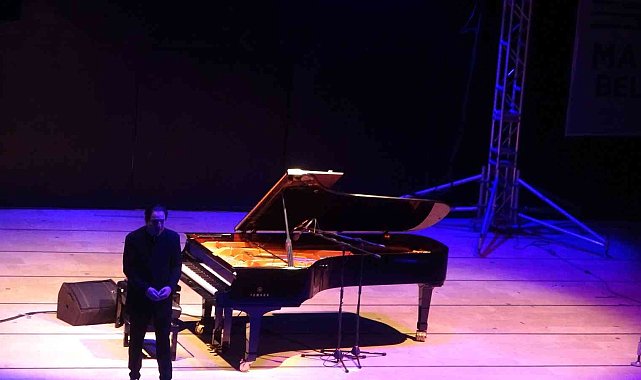 Dünyaca ünlü piyanist Marmaris'te binlerce kişiye konser verdi