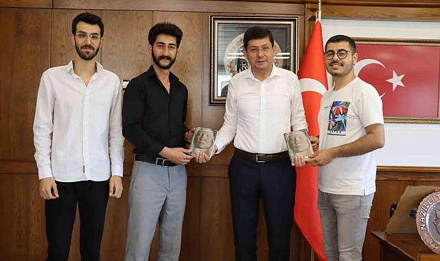 Duyarlı gençler projelerini Başkan Özcan ile paylaştı