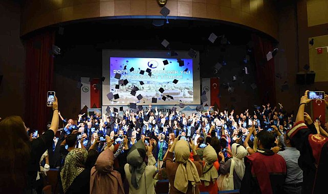Düzce Üniversitesi&#039;nde mezuniyet gururu yaşandı