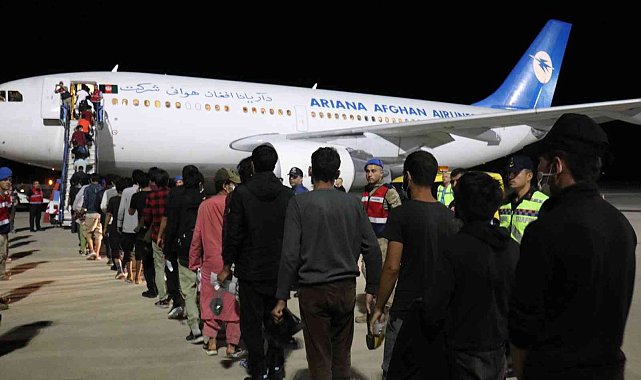 Düzensiz göçmenler sınır dışı ediliyor