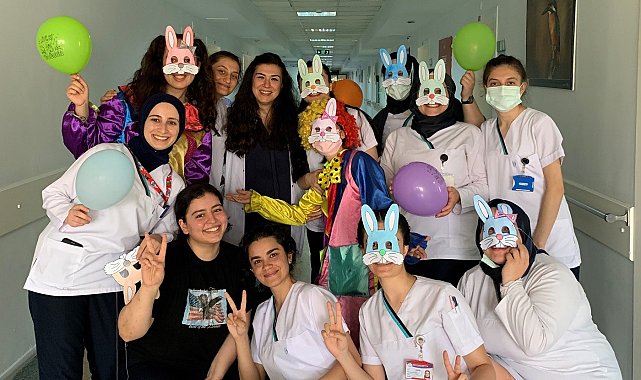 Ebelik bölümü öğrencilerinden hastanede yatan çocuklarla moral