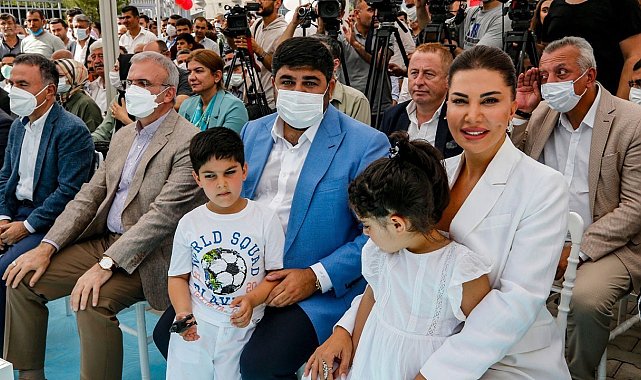 Ebru Yaşar Gülsever Ortaokulu'nda ilk karne sevinci