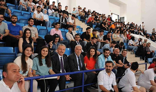 EBYU mezunları ve akademisyenleri futbol gösteri maçında bir araya geldi