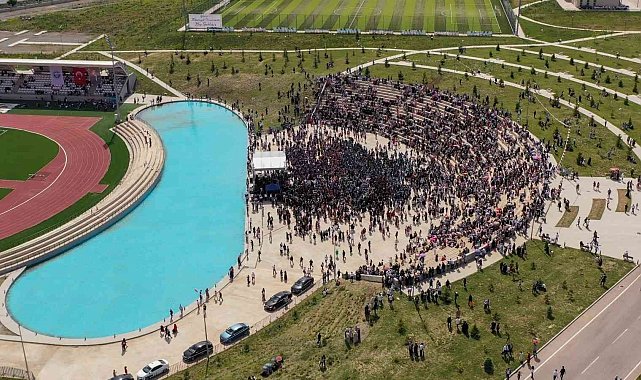 EBYÜ'de coşkulu mezuniyet kutlaması