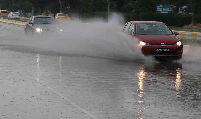 Edirne'de şiddetli yağış sonrası yollar göle döndü