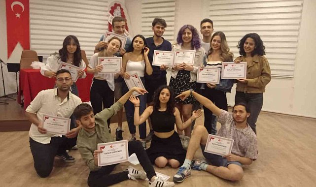 Efeler'in tiyatro öğrencileri sertifikalarını aldı