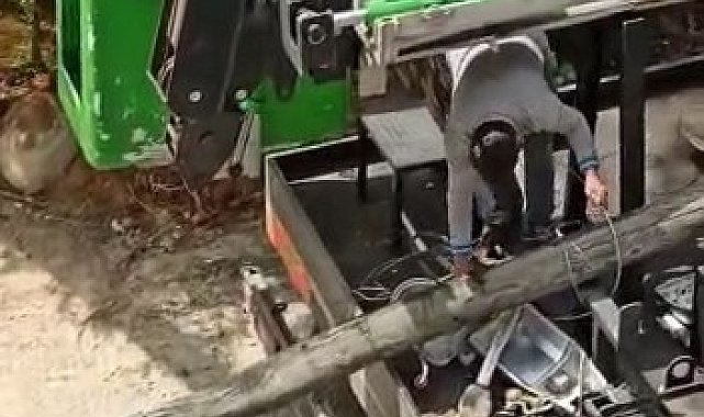 Eğilen elektrik direğini evine bağlamıştı, yıkılmak üzere olan direk kaldırıldı