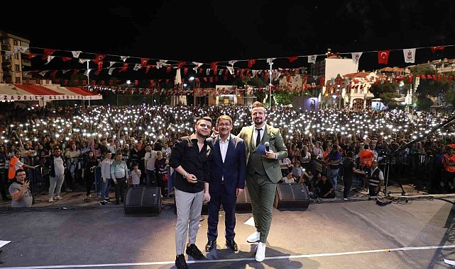 Ekin Uzunlar ve Bilal Sonses hayranlarını coşturdu