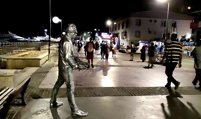 Ekmeğini hareket etmeyerek çıkartıyor