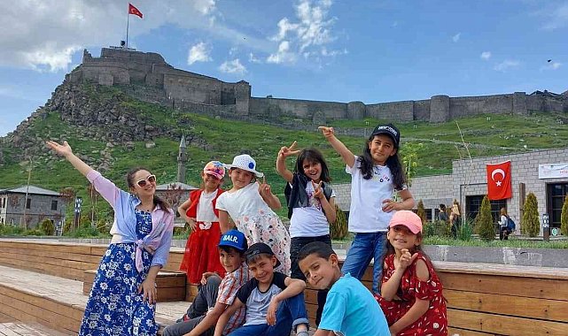 Ela öğretmen öğrencilerine unutulmaz bir gün yaşattı