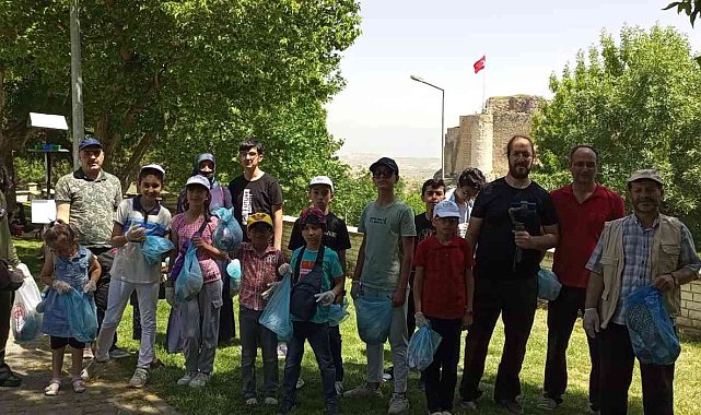 Elazığ'da çocuklar ve gönüllüler Harput'u temizledi