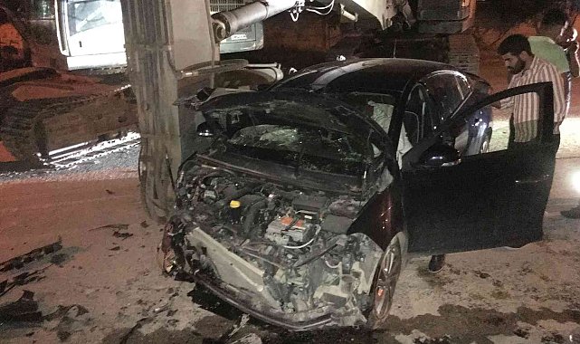 Elazığ'da ekskavatöre çarpan otomobil hurdaya döndü: 2'si ağır 3 yaralı