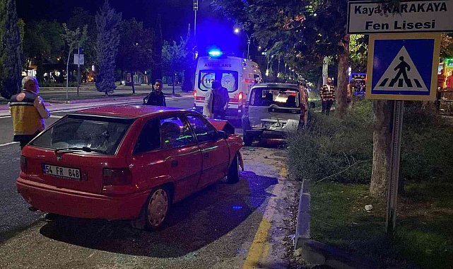 Elazığ&#039;da otomobil park halindeki ticari araca çarptı: 1 yaralı