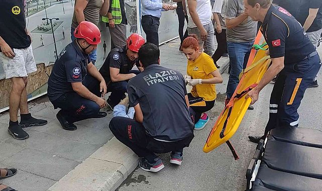 Elazığ&#039;da otomobil yayaların arasına daldı: 3 yaralı