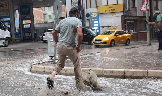Elazığ'da sağanak yağış etkili oldu, yollar nehre döndü