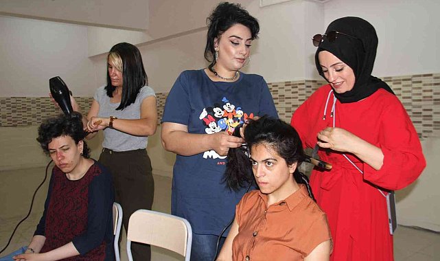 Elazığ&#039;da usta kuaförler, özel çocukların bakımlarını yaptı