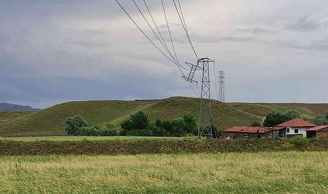 Elektrik direği rüzgara dayanamadı