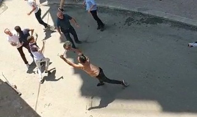 Ellerine ne geçtiyse birbirlerine fırlattılar