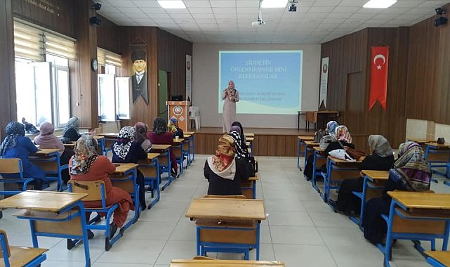 Emet'te Kur'an Kursları'nda görev yapan bayan öğreticilere seminer