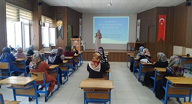 Emet'te Kur'an Kursları'nda görev yapan bayan öğreticilere seminer
