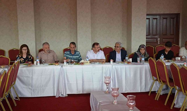 Emet'te sanatçılar onuruna yemek verildi