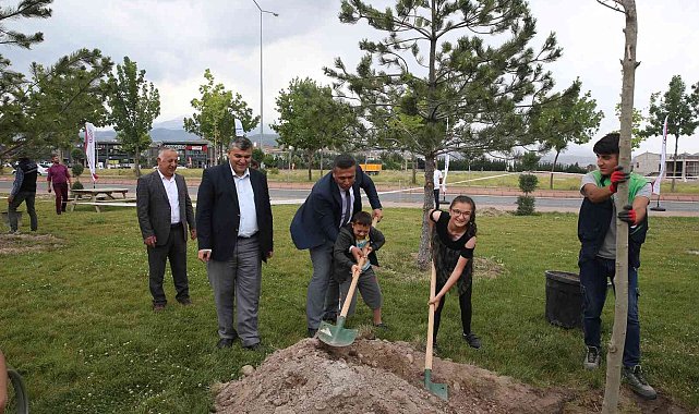 Engelsiz Yaşam Merkezi&#039;nde 200 fidan toprakla buluşturuldu
