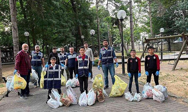 Ensar Vakfı kent parkını çöpten temizledi